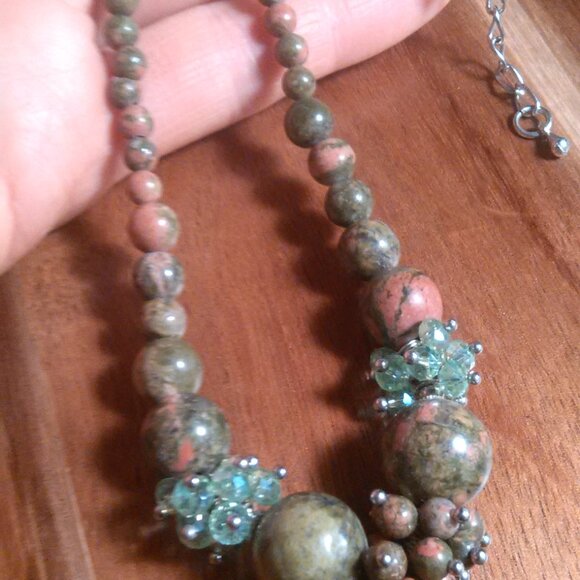 Unakite and Green Crystal Silvertone Beaded Necklace - Picture 12 of 12